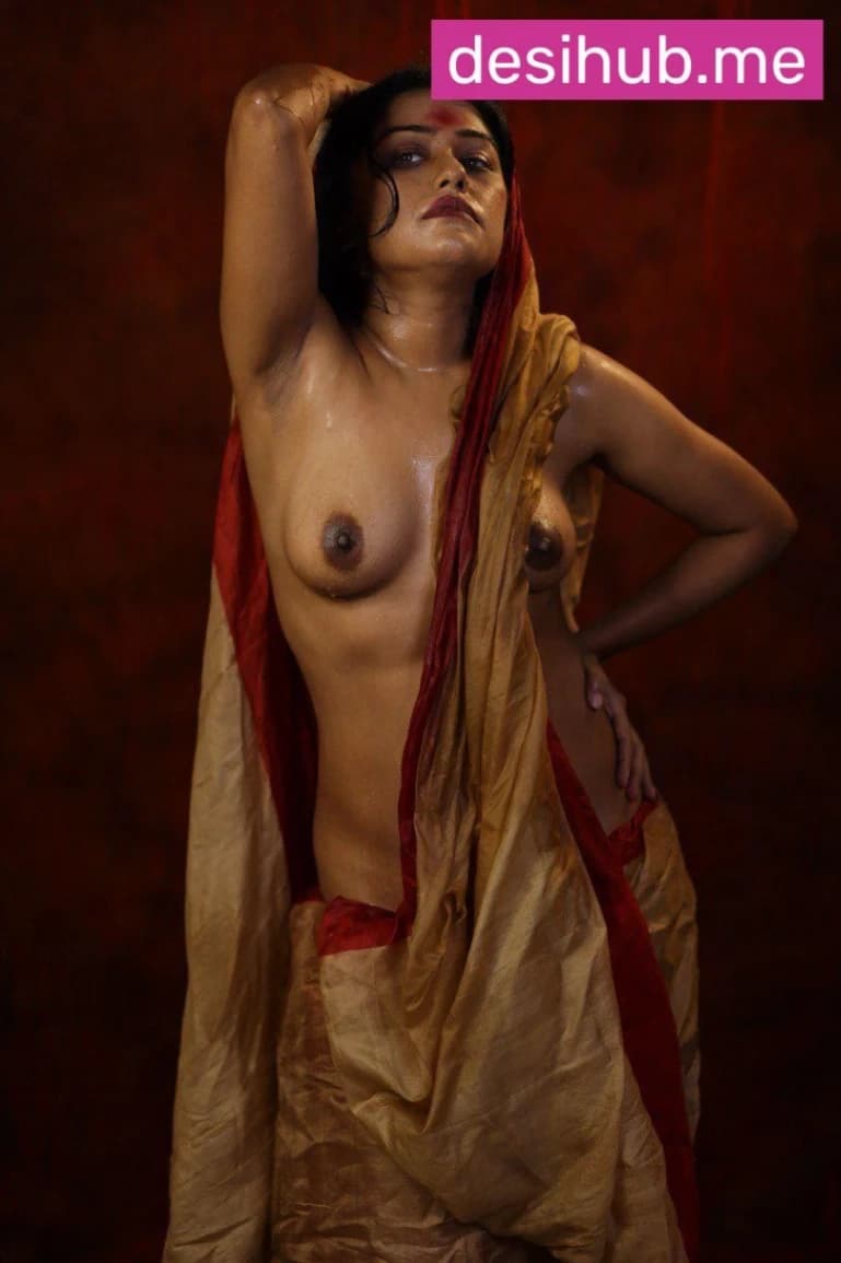 Image of Nude Insta Model Squeezes Her Big Boobs in Leaked Desi Photoshoot