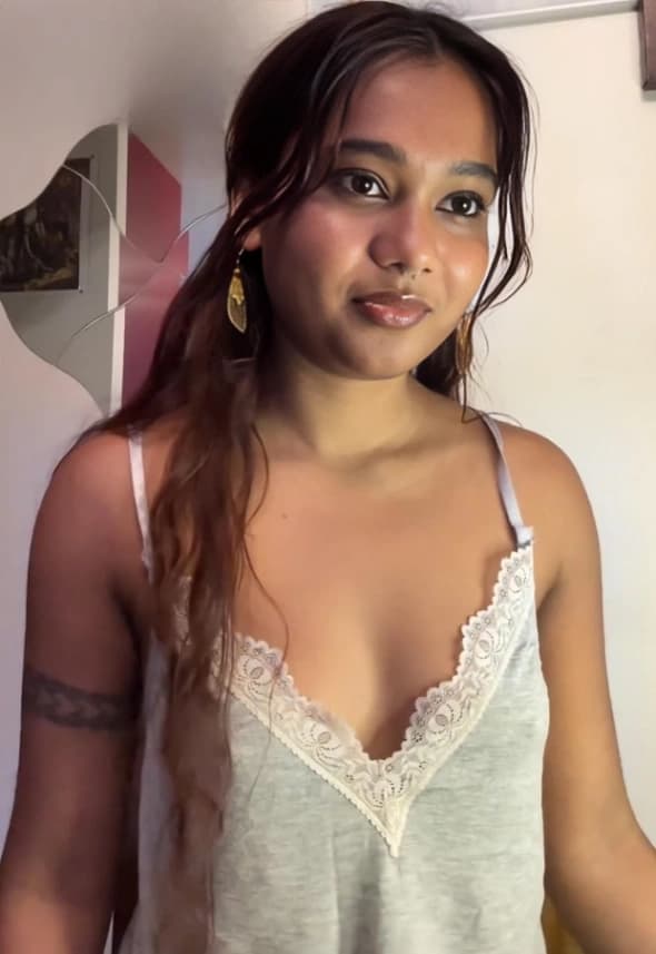 Cute OnlyFans Babe Fingering Wet Pussy with Hot Facial Expressions Live Reaction