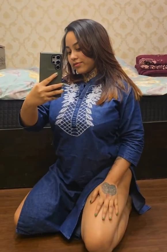 Stellaperks Melts Ice All Over Her Big Boobs and Wet Pussy