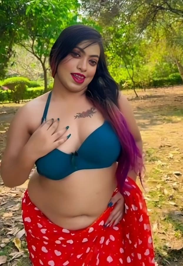 Horny Desi Bhabhi Gets Fully Naked on Bed Showing Big Boobs and Shaved Pussy