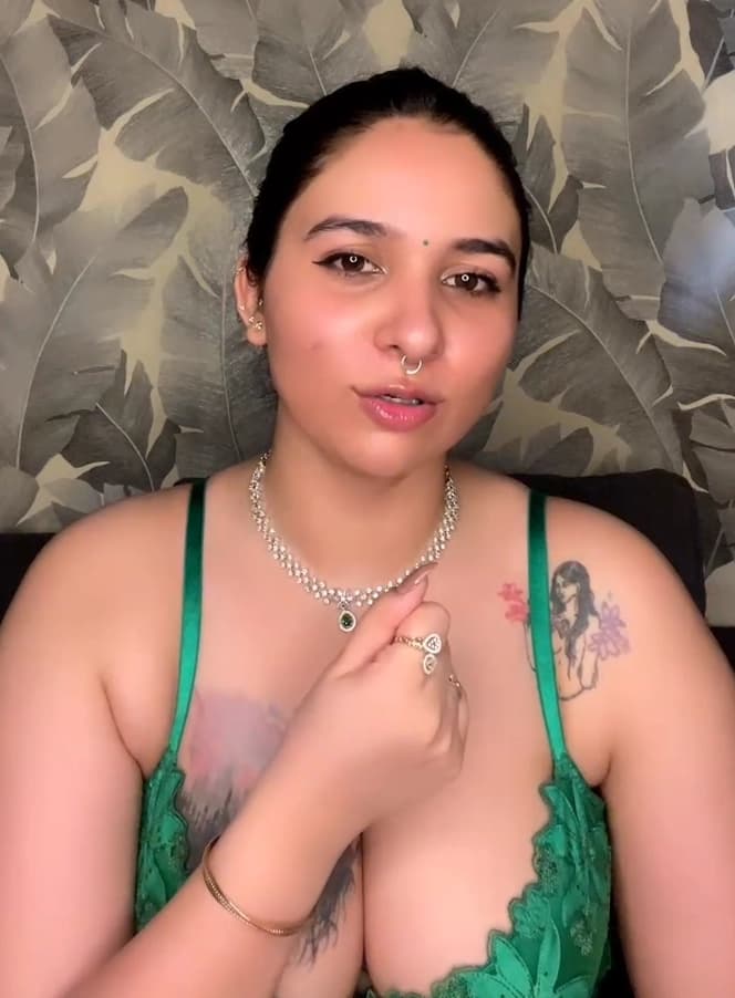 Tango Live Slut Grinds Her Wet Pussy on Teddy Bear for Views