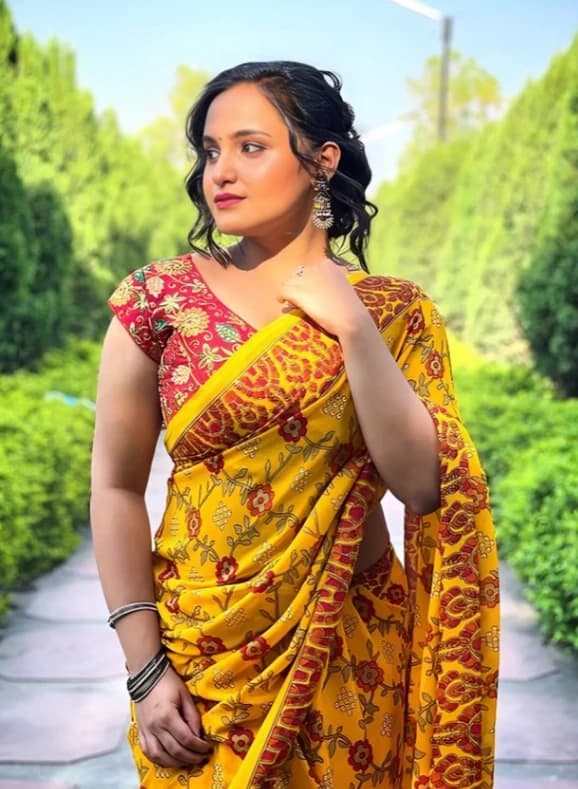 Image of Viral Desi Influencer Aliya Naaz Leaked Red Saree Stripping Video Exposing Her Nude Boobs